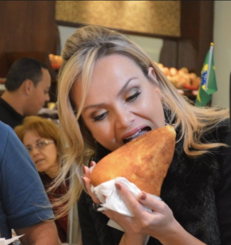 Apresentadora Eliana tentando comer a coxinha de 1 kg da Panetteria ZL