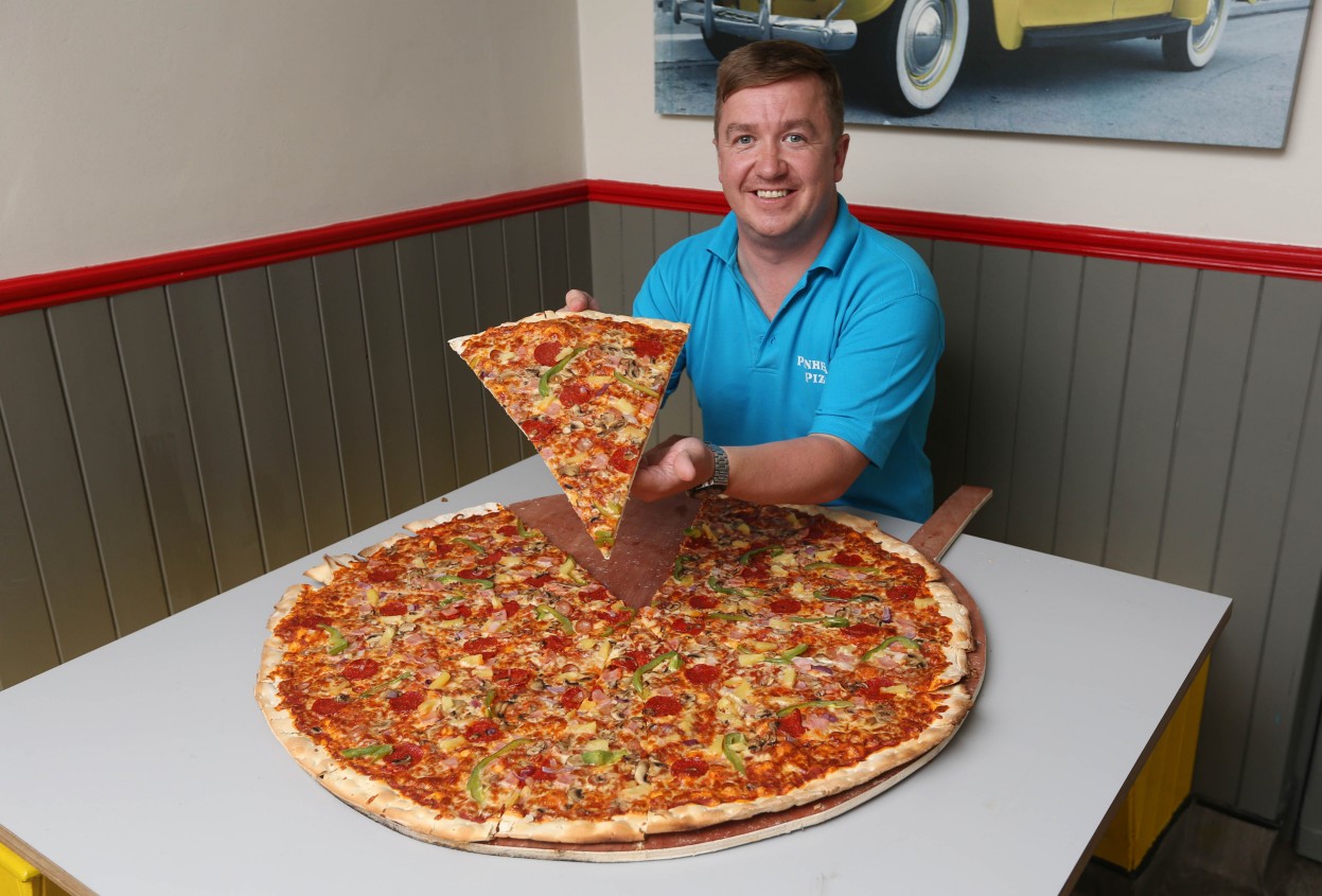 Anthony Kelly, da Pinheads Pizza in Dublin, with what he claims is Irelands largest pizza, all 32inches of it! 14/07/2015 PLEASE CREDIT: Photograph: ©Fran Vealenn nn